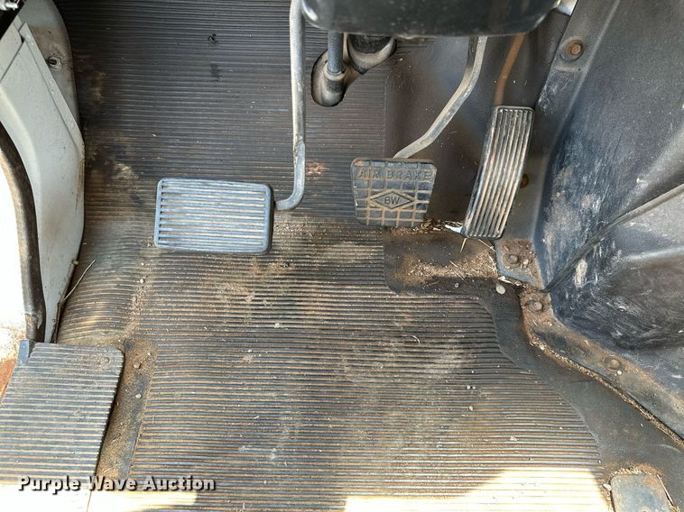 image for item OG9131 1997 International 4900  crane truck