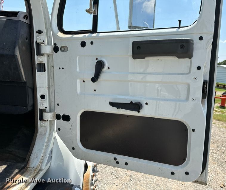 image for item OG9131 1997 International 4900  crane truck