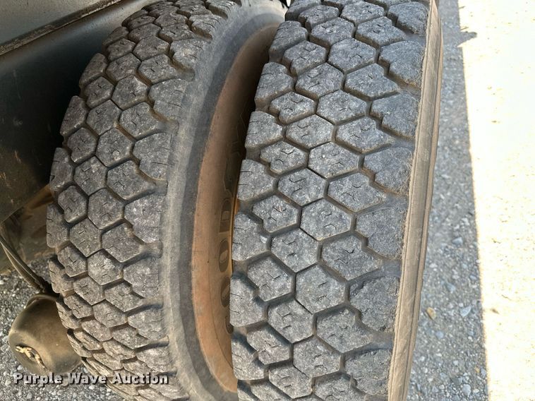 image for item OG9131 1997 International 4900  crane truck