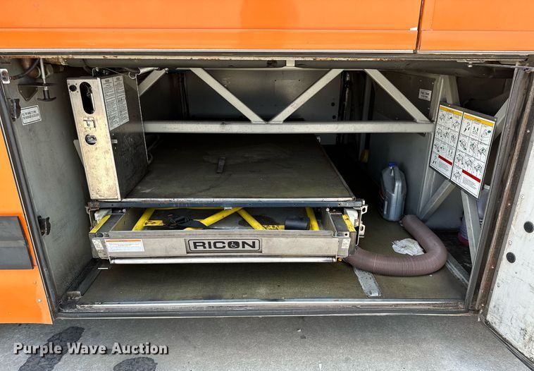 image for item OG9132 2005 Prevost LeMirage XL II  coach bus