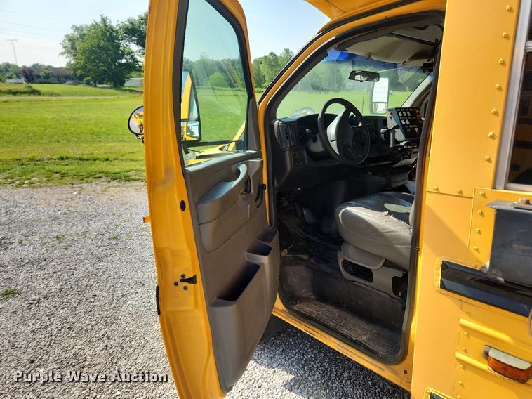 image for item OK9593 2003 Chevrolet Express G3500  school bus
