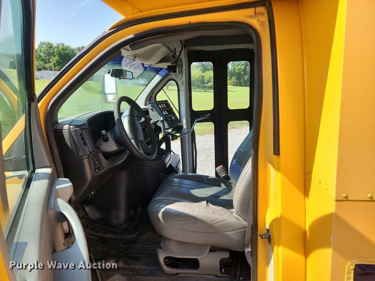 image for item OK9593 2003 Chevrolet Express G3500  school bus