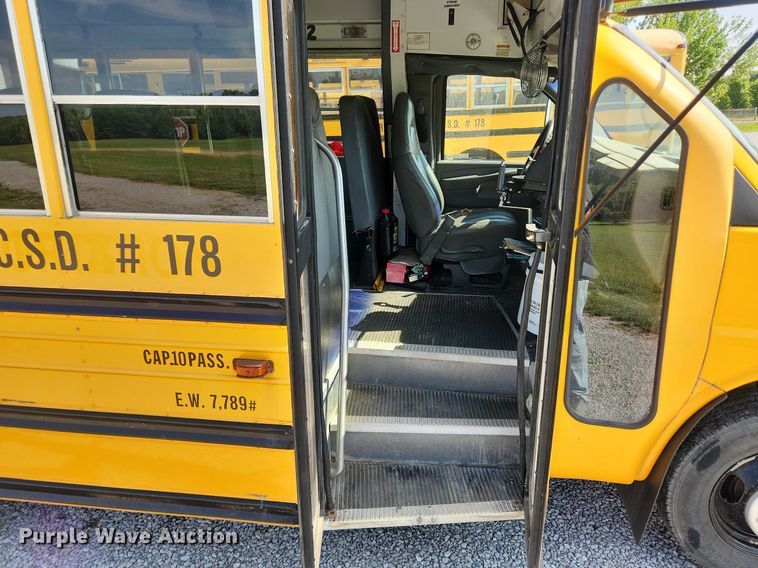 image for item OK9593 2003 Chevrolet Express G3500  school bus