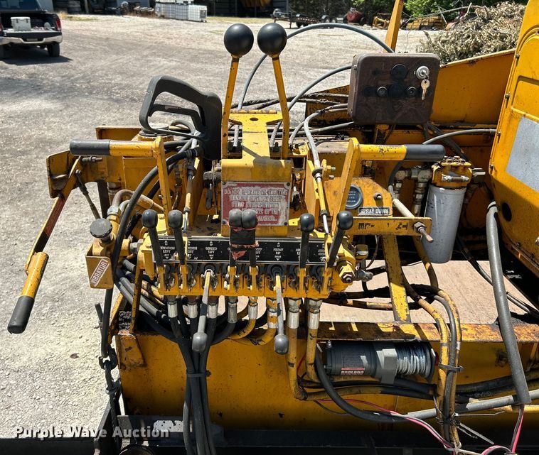 image for item OK9611 1994 LeeBoy 1000B  paver