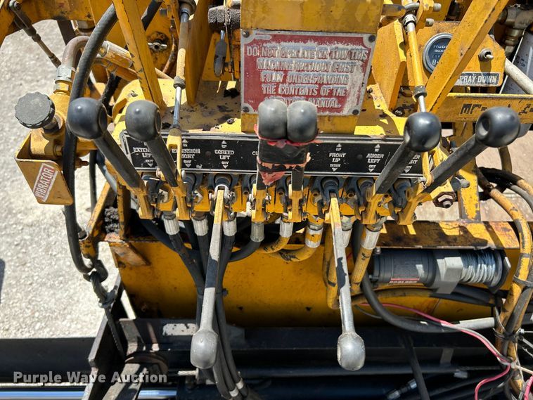 image for item OK9611 1994 LeeBoy 1000B  paver