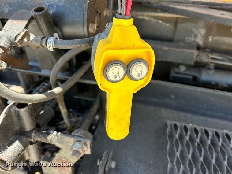 image for item OK9611 1994 LeeBoy 1000B  paver