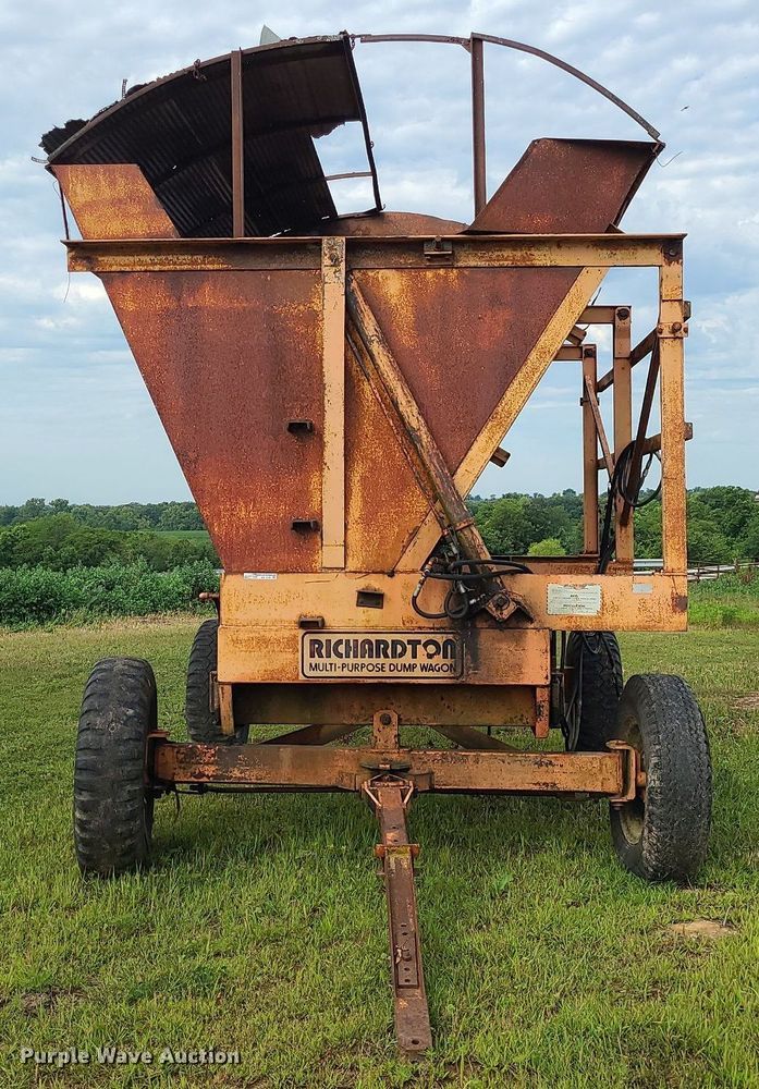 image for item BR9781 Richardton 1200  silage dump wagon