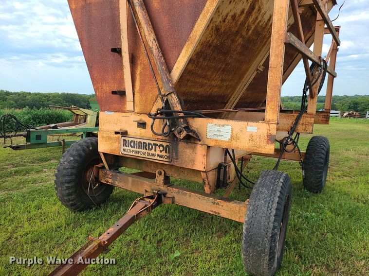 image for item BR9781 Richardton 1200  silage dump wagon