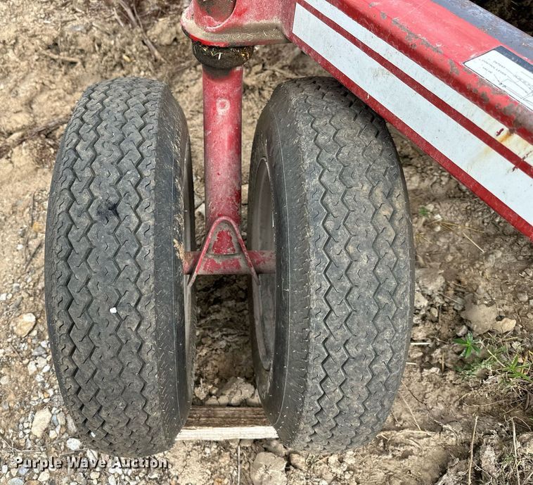 image for item DO5168 Hoelscher 1000  bale accumulator