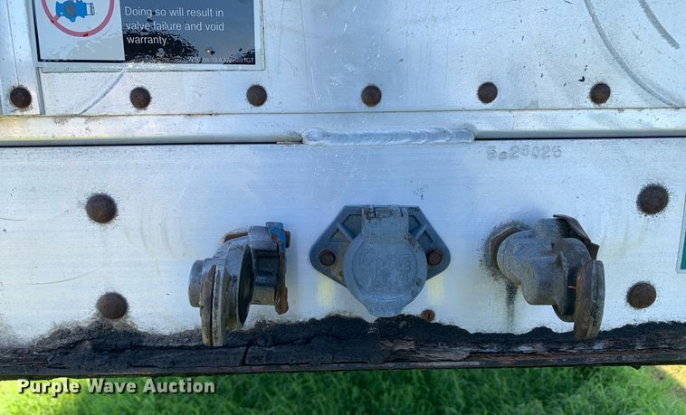 image for item LH9704 2003 Wilson PSDCL-402  livestock trailer