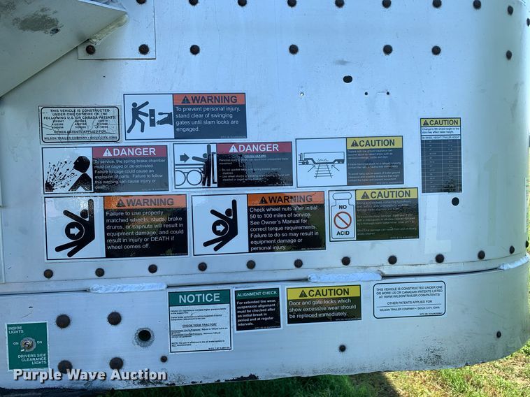 image for item LH9704 2003 Wilson PSDCL-402  livestock trailer