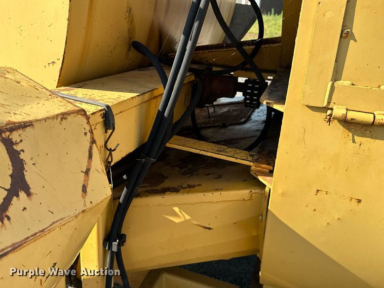 image for item MB9701 1999 Vermeer Top Gun  bale processor