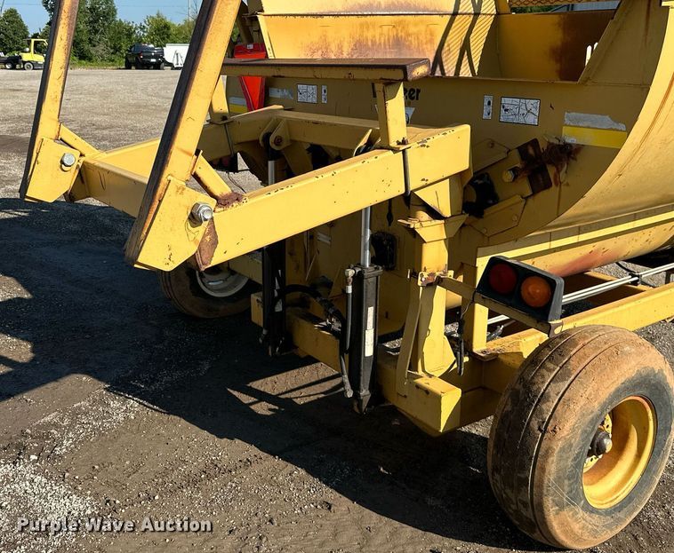 image for item MB9701 1999 Vermeer Top Gun  bale processor