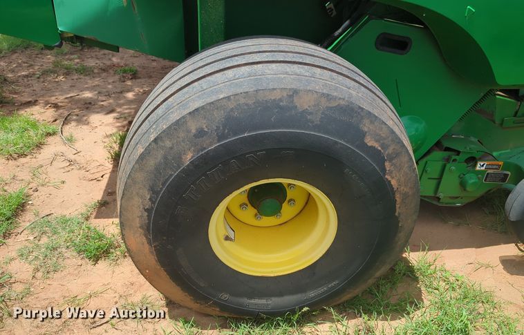 image for item MY9475 John Deere 569 Premium  round baler