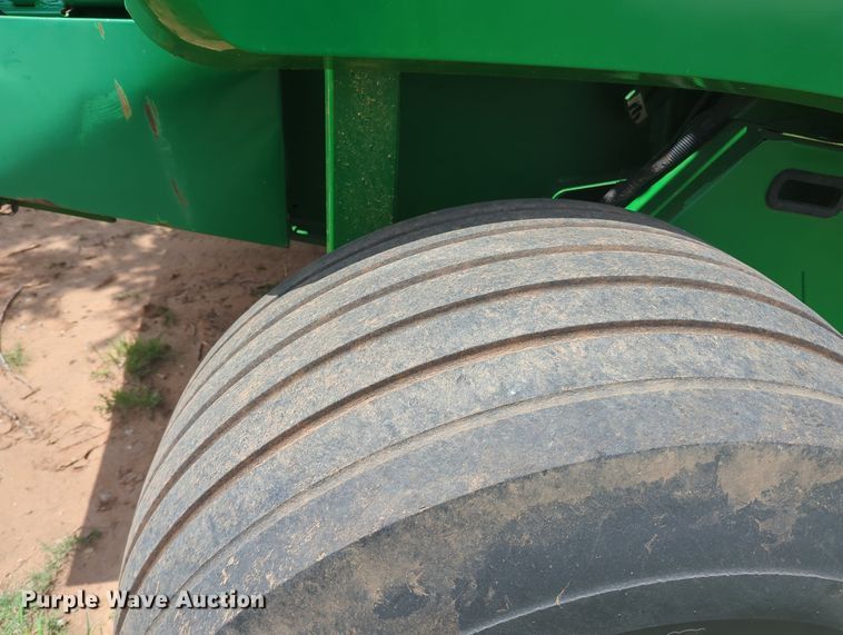 image for item MY9475 John Deere 569 Premium  round baler