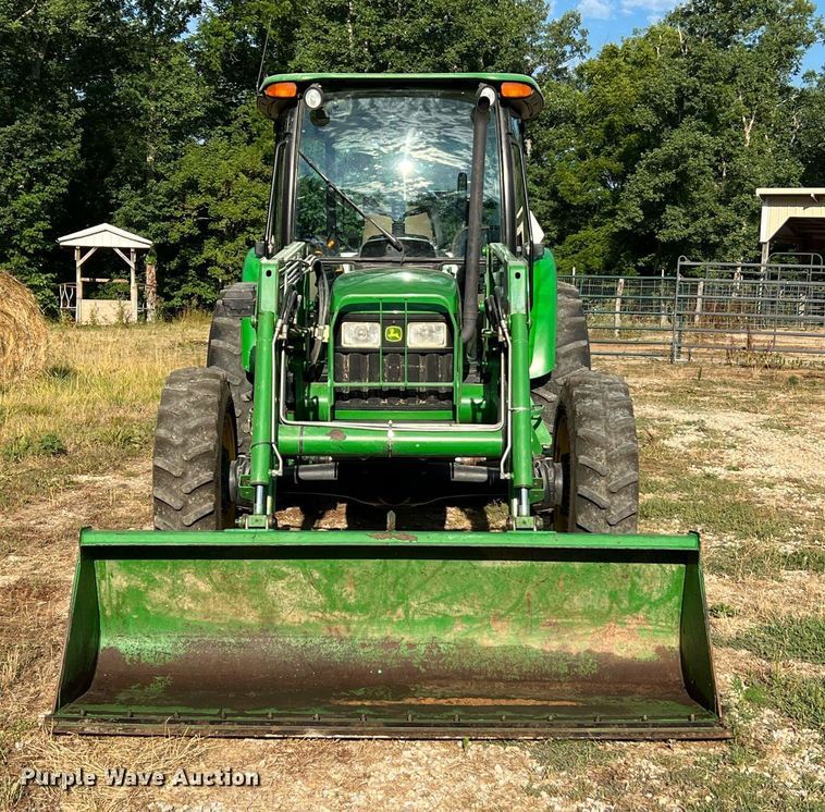 image for item NA9026 2004 John Deere 5420  MFWD tractor
