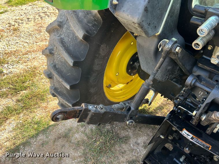 image for item NA9026 2004 John Deere 5420  MFWD tractor