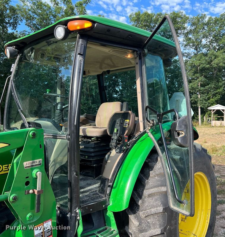 image for item NA9026 2004 John Deere 5420  MFWD tractor