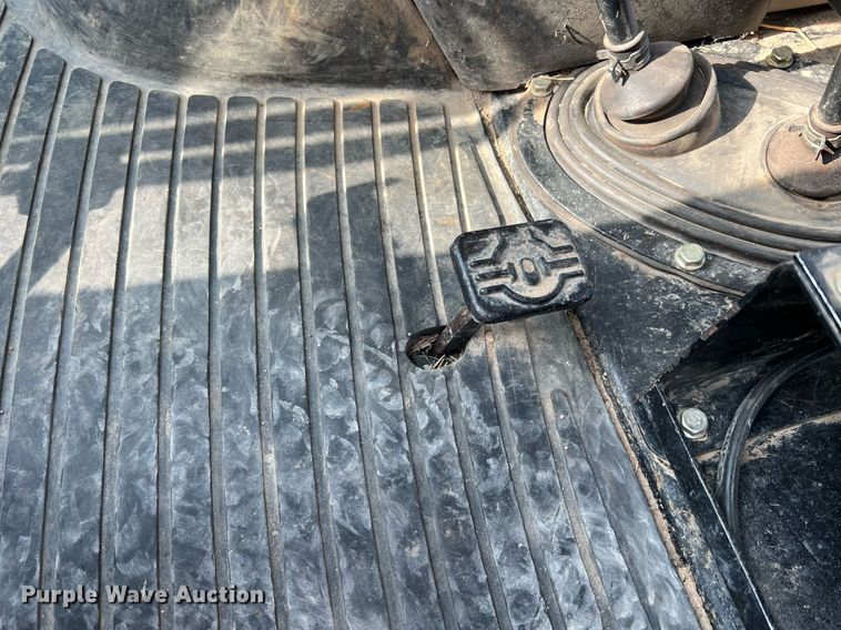 image for item NA9026 2004 John Deere 5420  MFWD tractor