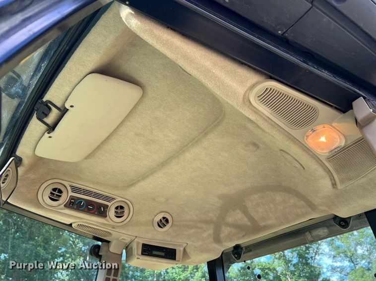 image for item NA9026 2004 John Deere 5420  MFWD tractor