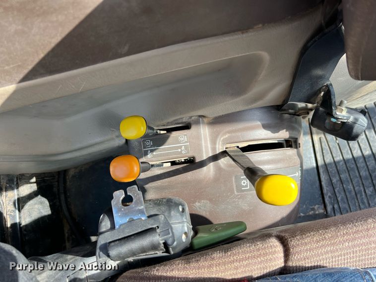 image for item NA9026 2004 John Deere 5420  MFWD tractor