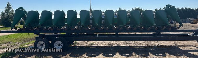 image for item NM9315 1998 John Deere 1293  corn head