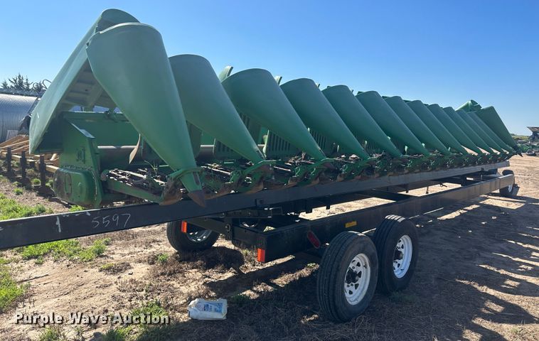 image for item NM9315 1998 John Deere 1293  corn head