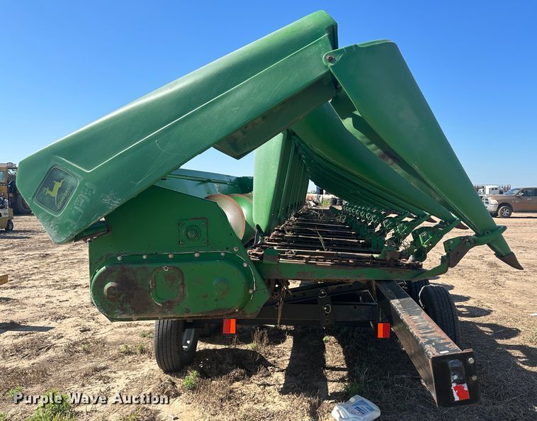 image for item NM9315 1998 John Deere 1293  corn head