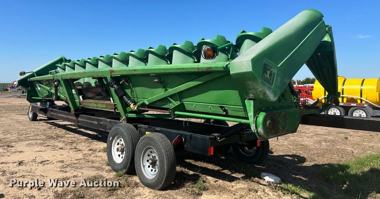 image for item NM9315 1998 John Deere 1293  corn head