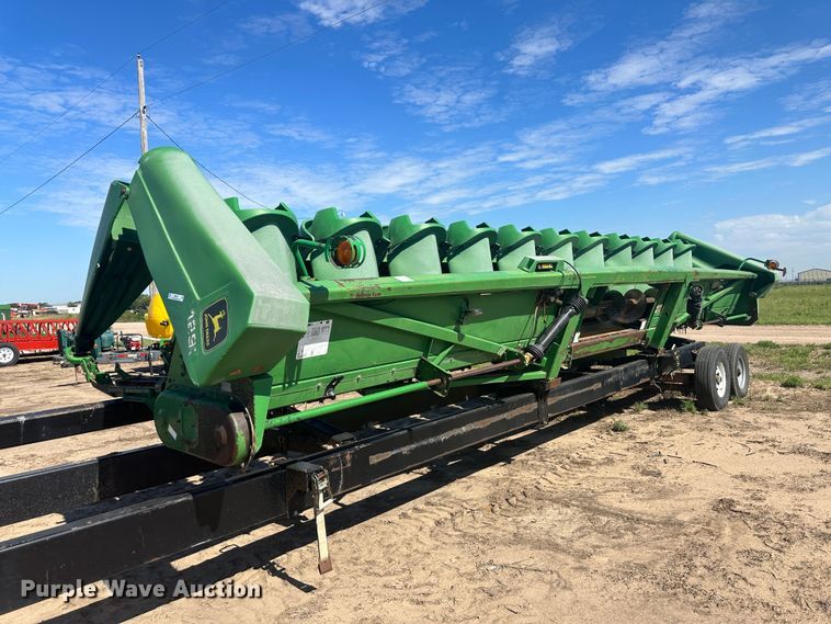 image for item NM9315 1998 John Deere 1293  corn head