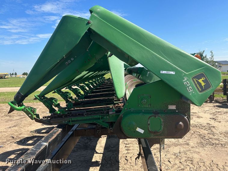 image for item NM9315 1998 John Deere 1293  corn head