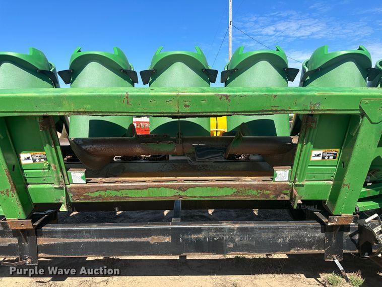 image for item NM9315 1998 John Deere 1293  corn head