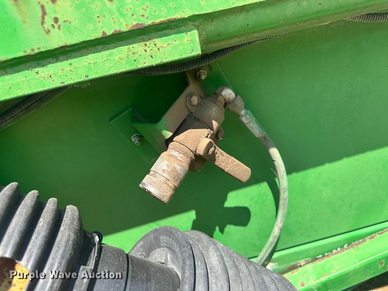 image for item NM9315 1998 John Deere 1293  corn head