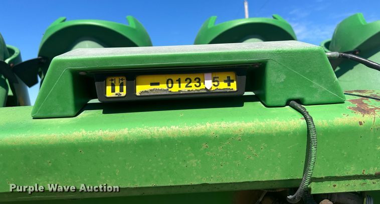 image for item NM9315 1998 John Deere 1293  corn head