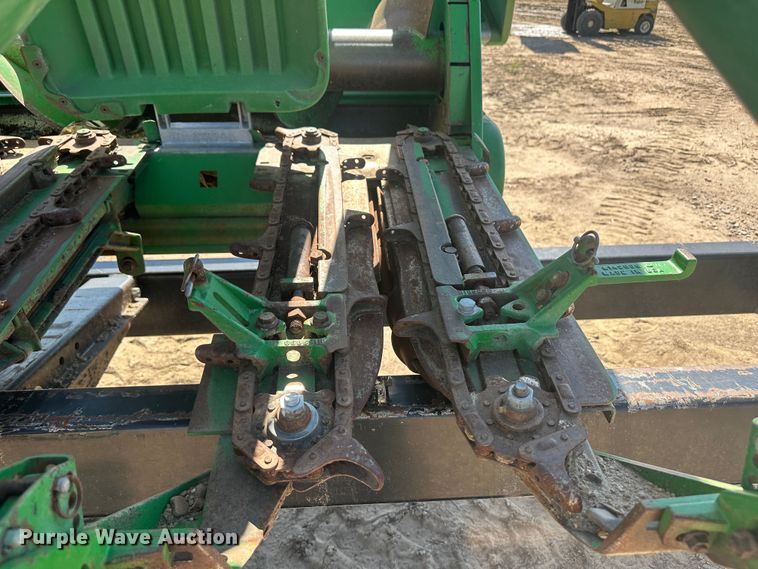 image for item NM9315 1998 John Deere 1293  corn head