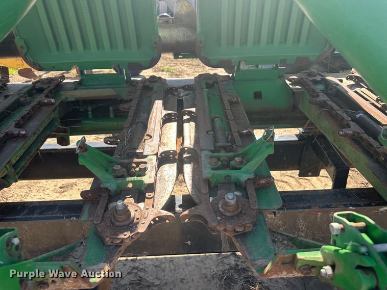 image for item NM9315 1998 John Deere 1293  corn head