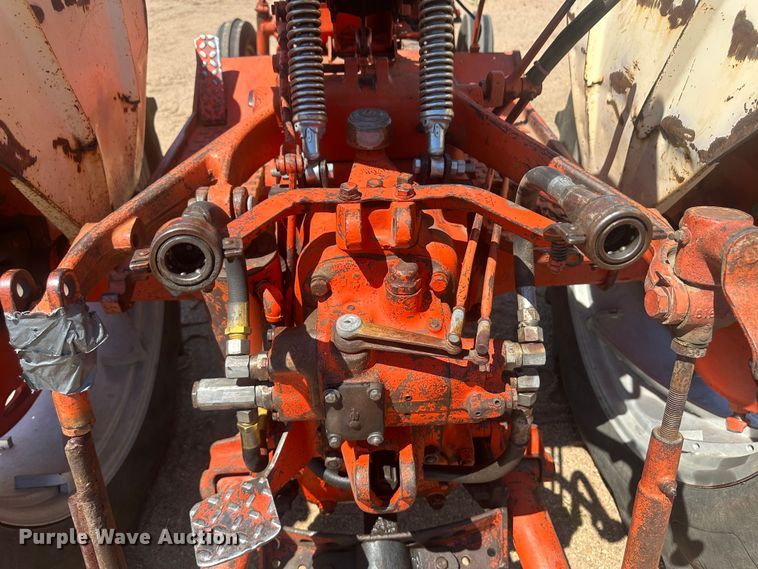 image for item NM9392 Case 831-6 tractor