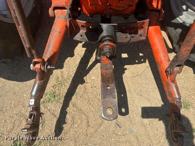 image for item NM9392 Case 831-6 tractor