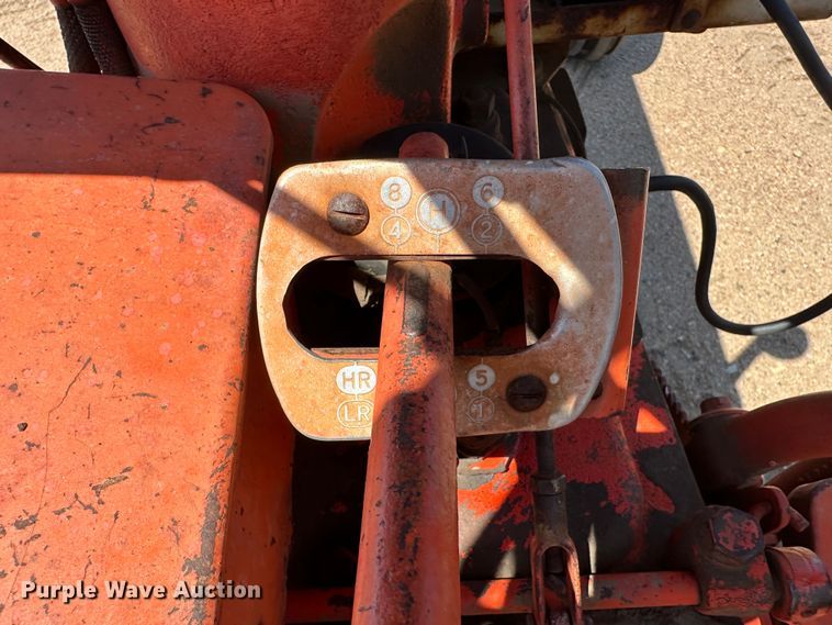 image for item NM9392 Case 831-6 tractor