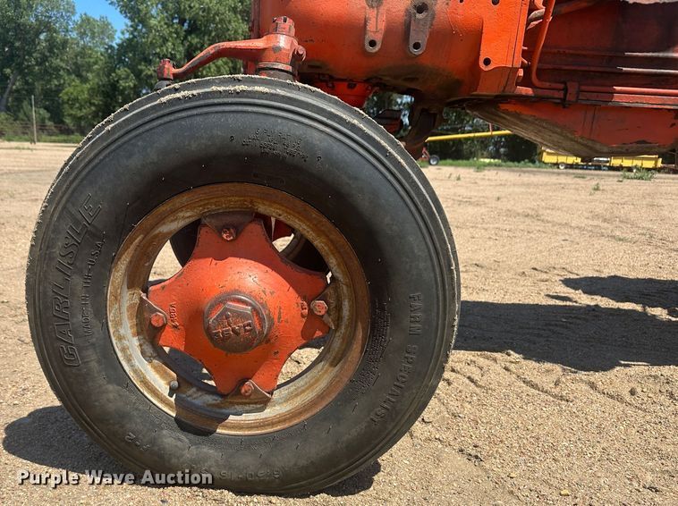 image for item NM9392 Case 831-6 tractor