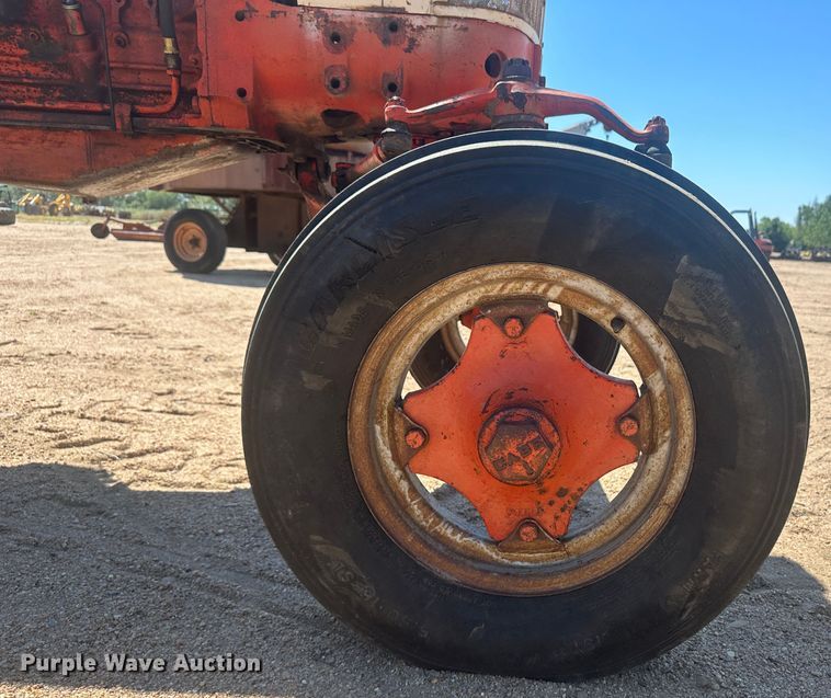 image for item NM9392 Case 831-6 tractor