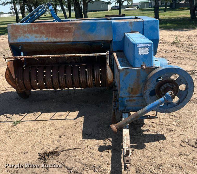 image for item NM9404 Ford 530  small square baler