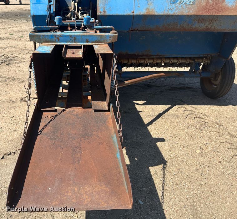image for item NM9404 Ford 530  small square baler