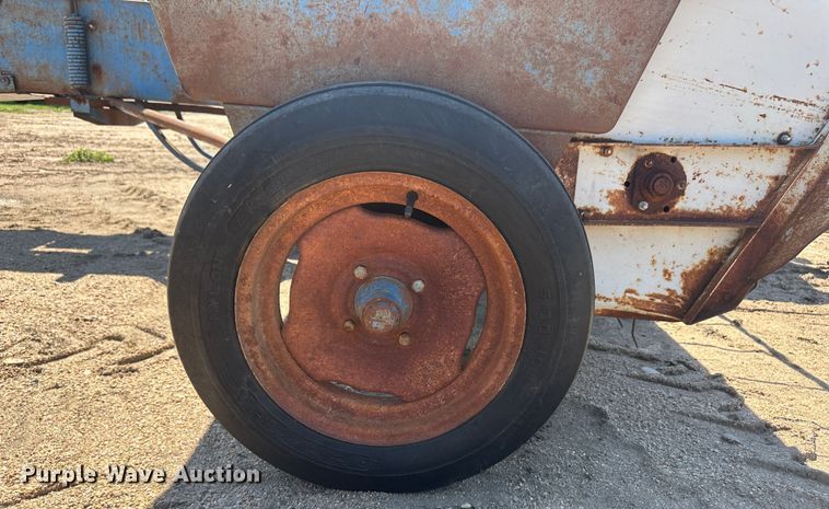 image for item NM9404 Ford 530  small square baler