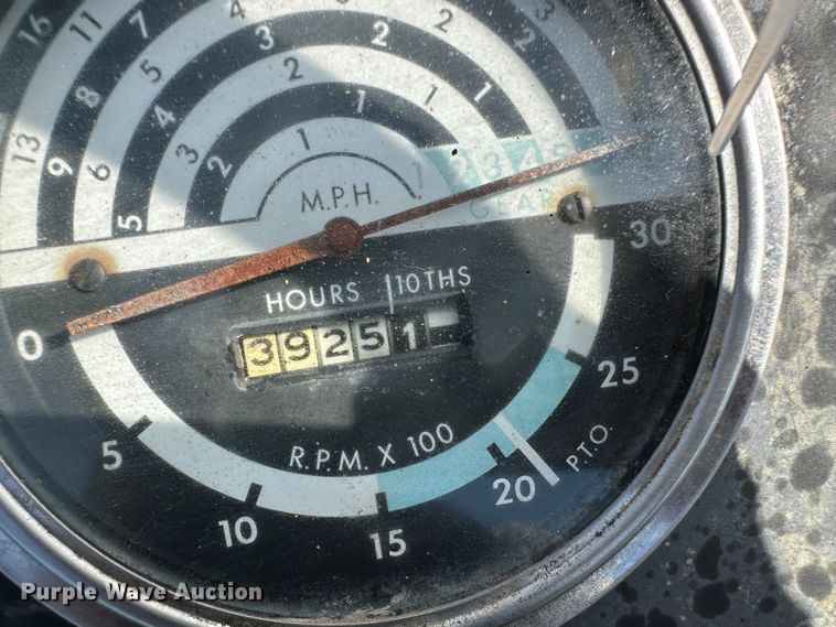 image for item NM9442 1966 John Deere 2020 tractor