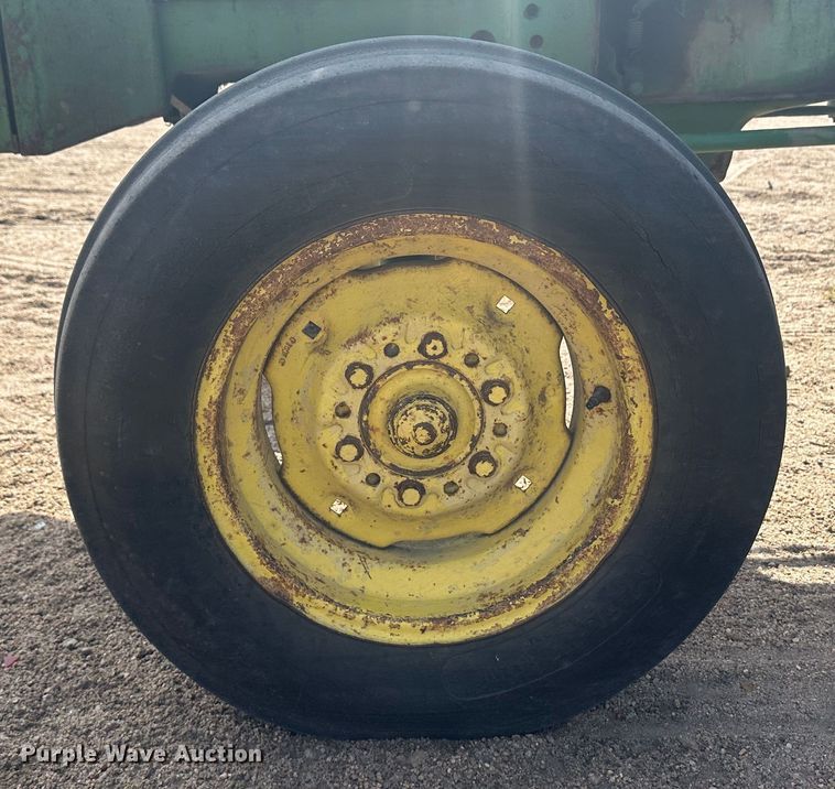 image for item NM9442 1966 John Deere 2020 tractor