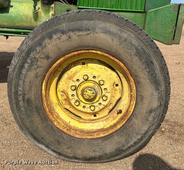 image for item NM9442 1966 John Deere 2020 tractor