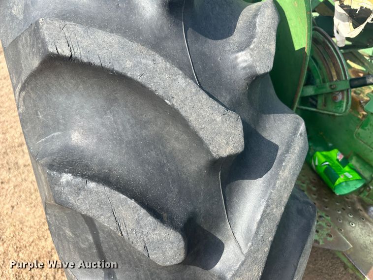 image for item NM9442 1966 John Deere 2020 tractor