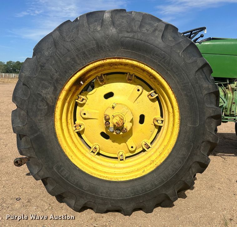 image for item NM9442 1966 John Deere 2020 tractor