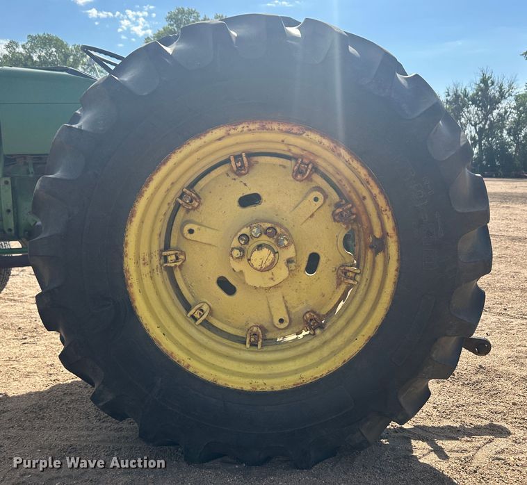 image for item NM9442 1966 John Deere 2020 tractor